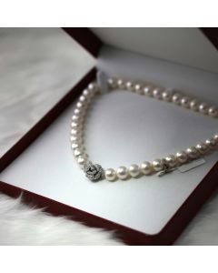 Minimal Pearl Necklace
